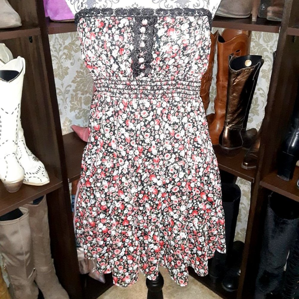 CUTE Yag Couture spaghetti strap peasant look lace overlay mini dress